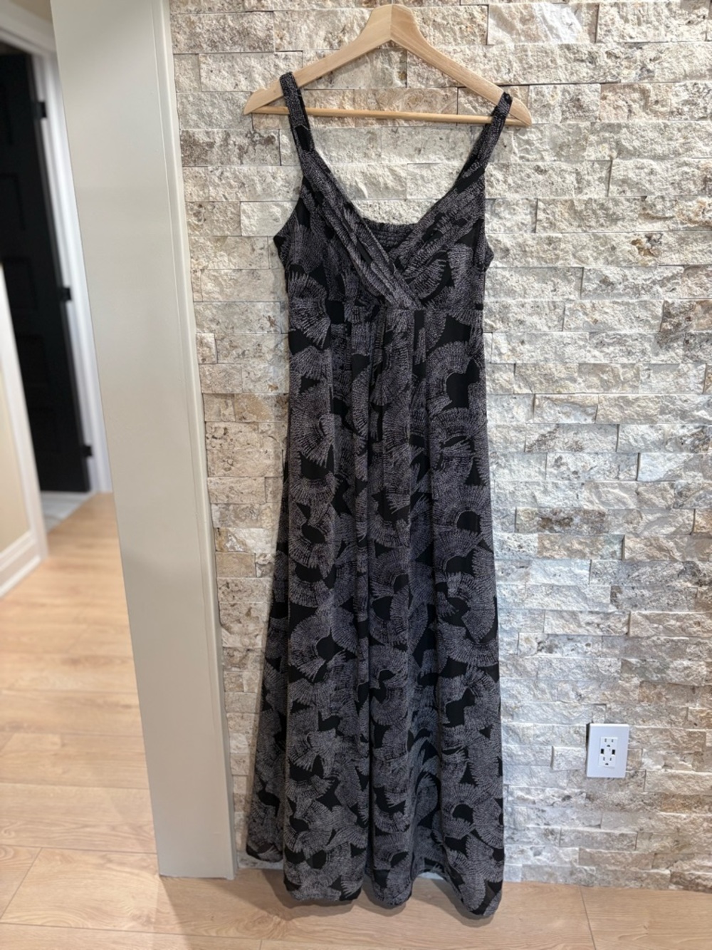 Printed Black &‎ Gray Maxi Dress with V-Neck size 40